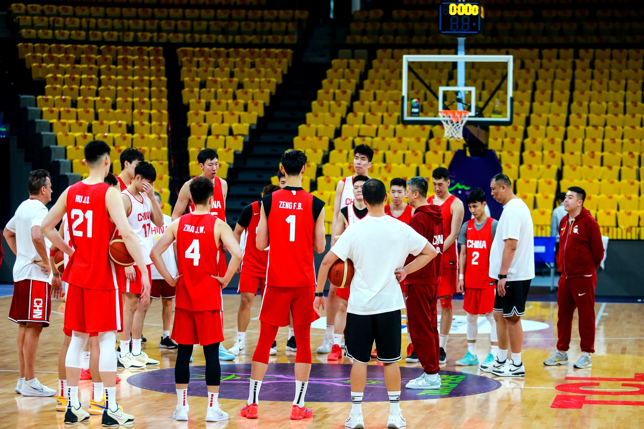 风云突变！深圳男篮清晨调整名单，意大利杯版图或变，赛场秩序良好，球探报告显示潜力(2024广东宏远最新消息新闻热点)-爱游戏在线入口